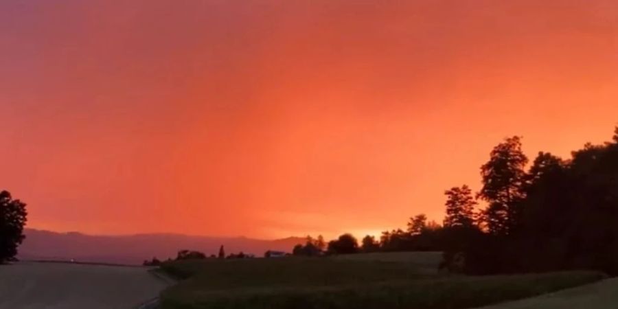 Letztes Jahr sorgte die Rauchwolke der Waldbrände in Kalifornien für einen feurigen Himmel über der Schweiz. Diesmal dürften die Regenwolken das Abendrot trüben.