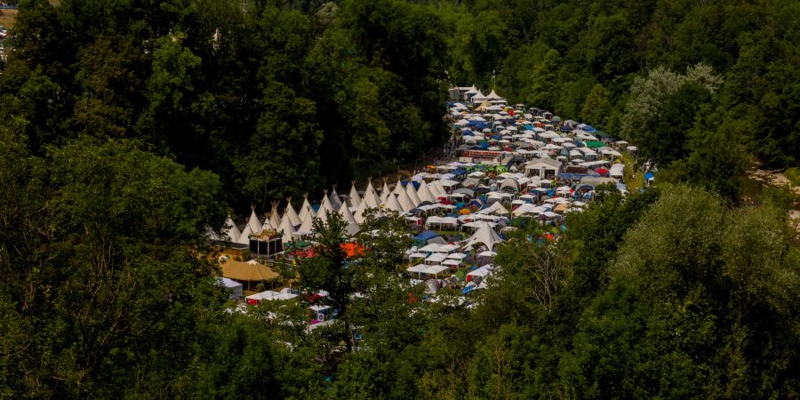 Ein grosses Areal steht den Besuchenden zum Campen und Zelten zur Verfügung.