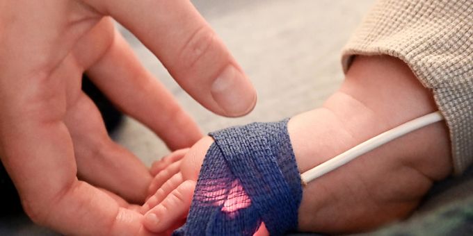 Die EU-Arzneimittelbehörde EMA hat grünes Licht für den ersten Impfstoff gegen das sogenannte Respiratorische Synzytial-Virus (RSV) gegeben, der sowohl bei Menschen ab 60 Jahren als auch bei Säuglingen eingesetzt werden kann. (Symbolbild) Die EU-Arzneimittelbehörde EMA hat grünes Licht für den ersten Impfstoff gegen das sogenannte Respiratorische Synzytial-Virus (RSV) gegeben, der sowohl bei Menschen ab 60 Jahren als auch bei Säuglingen eingesetzt werden kann. (Symbolbild)