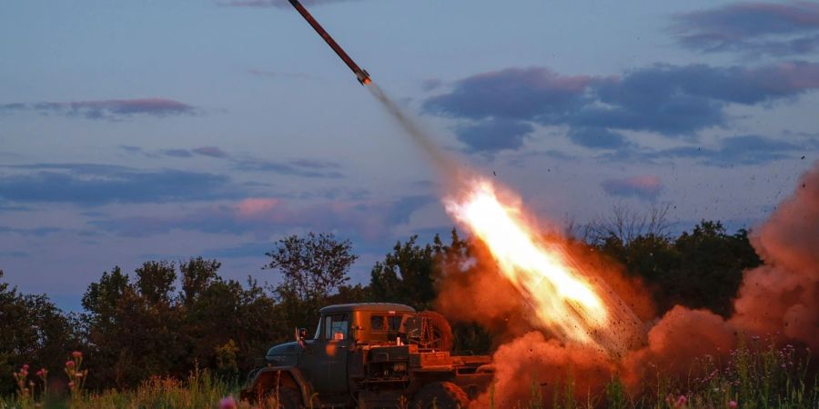 Ein Mehrfachraketenwerfer der ukrainischen Armee feuert Raketen auf russische Stellungen im Gebiet Oblast Donezk.