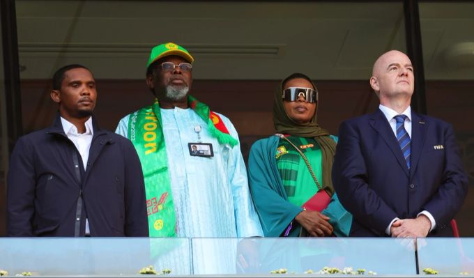 Samuel Eto'o beim Spiel zwischen Kamerun und der Schweiz an der WM 2022 in Katar. Samuel Eto'o Kamerun Schweiz
