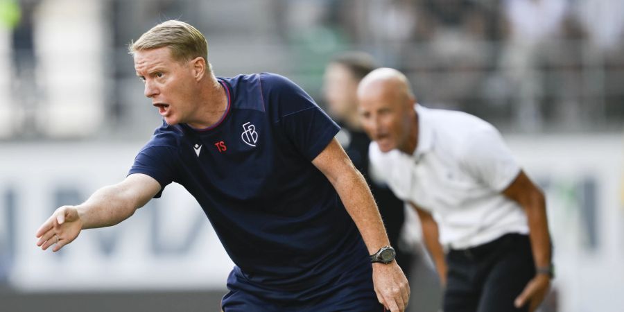 Die beiden Trainer Timo Schultz (FC Basel, links) und St. Gallens Peter Zeidler gestikulieren an der Seitenlinie.