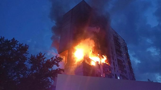 Feuer nach einer Explosion, die durch ein Gasleck in einem 16-stöckigen Wohngebäude in Kiew verursacht wurde. kiew