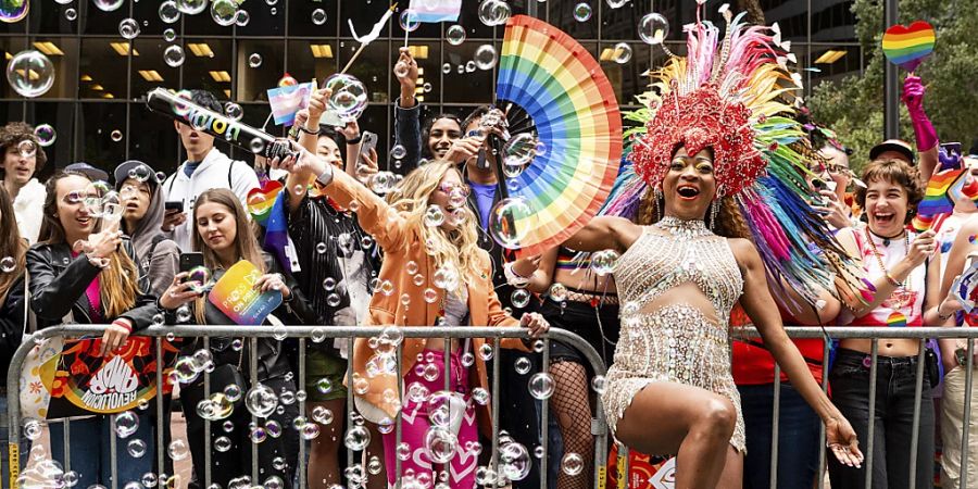 Menschen feiern während der 53. jährlichen San Francisco Pride Parade. Foto: Noah Berger/AP/dpa