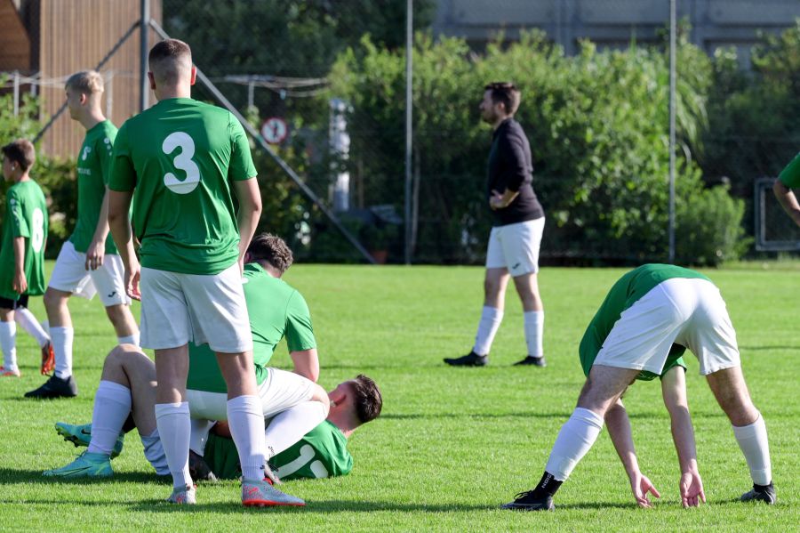 Spielvorbereitung: Stretching der Spieler des FC Shoppy.