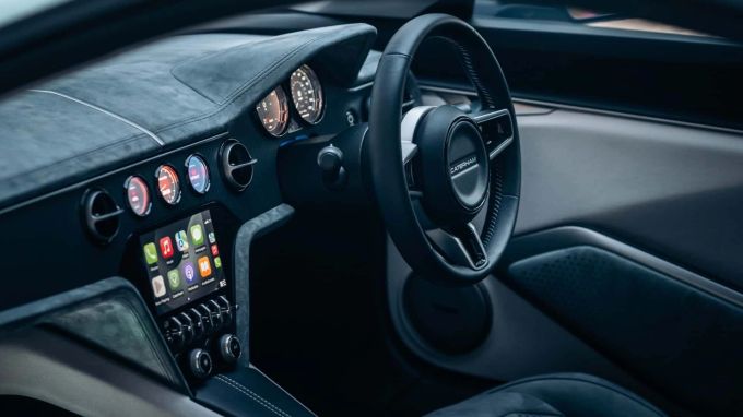 Das Cockpit wirkt traditionell, erst auf den zweiten Blick fallen die Rundinstrumente als digitale Anzeigen auf 2024 Caterham Project V