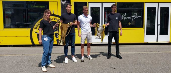 Sandro Lauper und Captain Fabian Lustenberger posieren am Donnerstag mit Meister- und Cuptitel vor dem YB-Tram. Sandro Lauper
