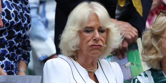 Königin Camilla sieht am Tennismatch in Wimbledon nicht gerade glücklich aus. Ob das mit der ausbleibenden royalen Begrüssung zu tun hat? Wimbledon Königin Camilla