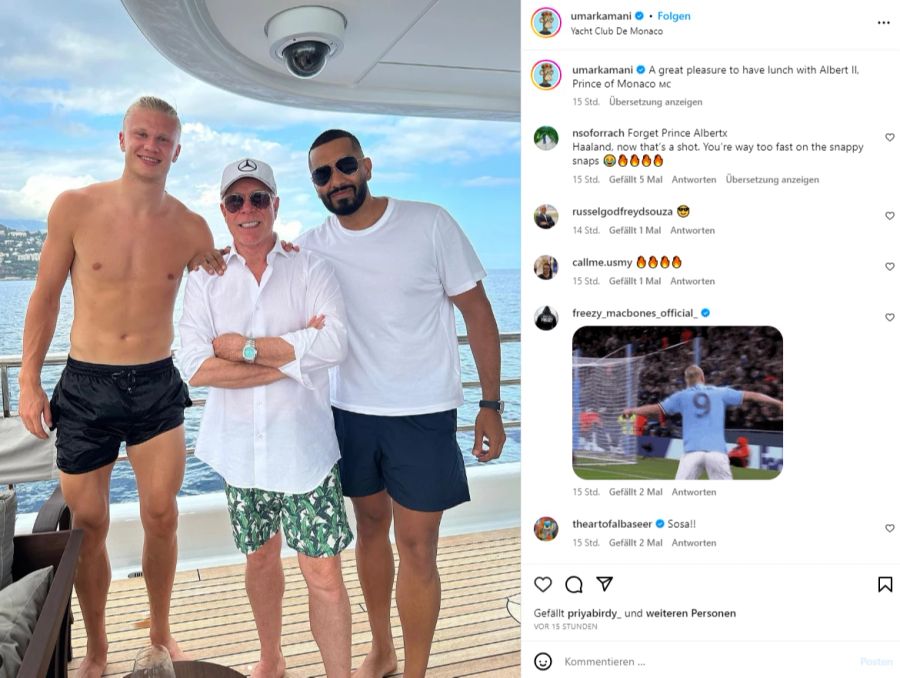 Erling Haaland posiert mit Tommy Hilfiger (M.) und Umar Kamani r.) fürs Foto auf seiner Yacht.