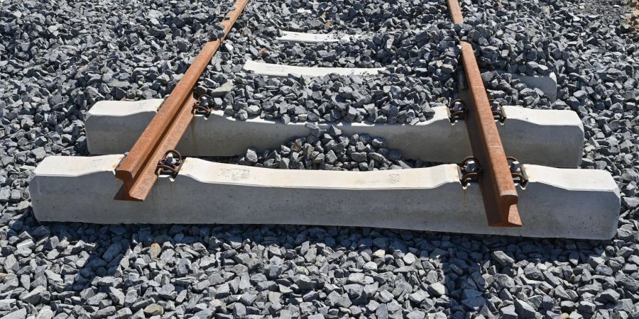 Schienen liegen an einer Baustelle der Bahn für ein neues Gleis.
