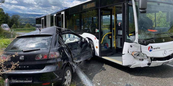 Zufikon: Auto mit Linienbus zusammengestossen Auto mit Linienbus zusammengestossen