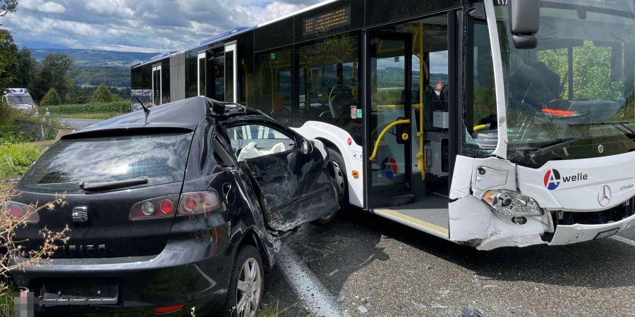 Auto mit Linienbus zusammengestossen