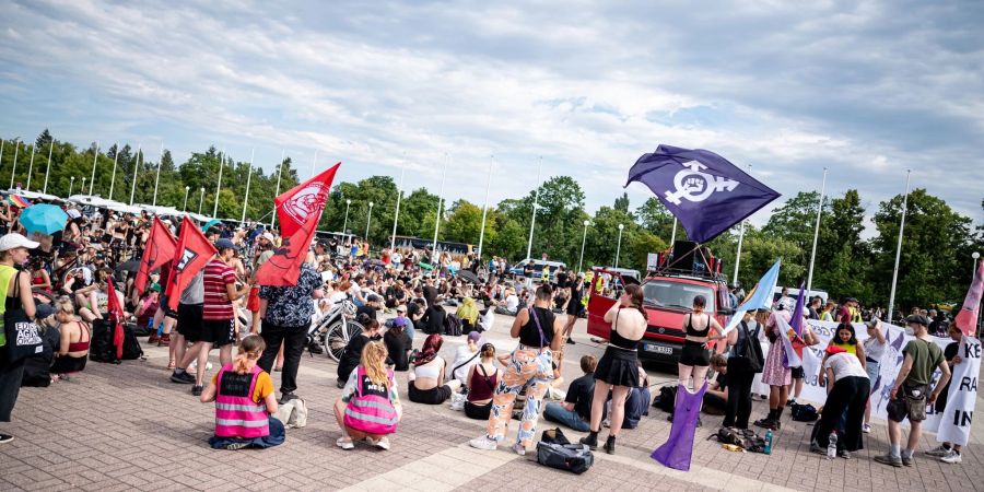 Teilnehmer der Demonstration «Kein Rammstein-Konzert in Berlin!» protestieren vor dem Olympiastadion.