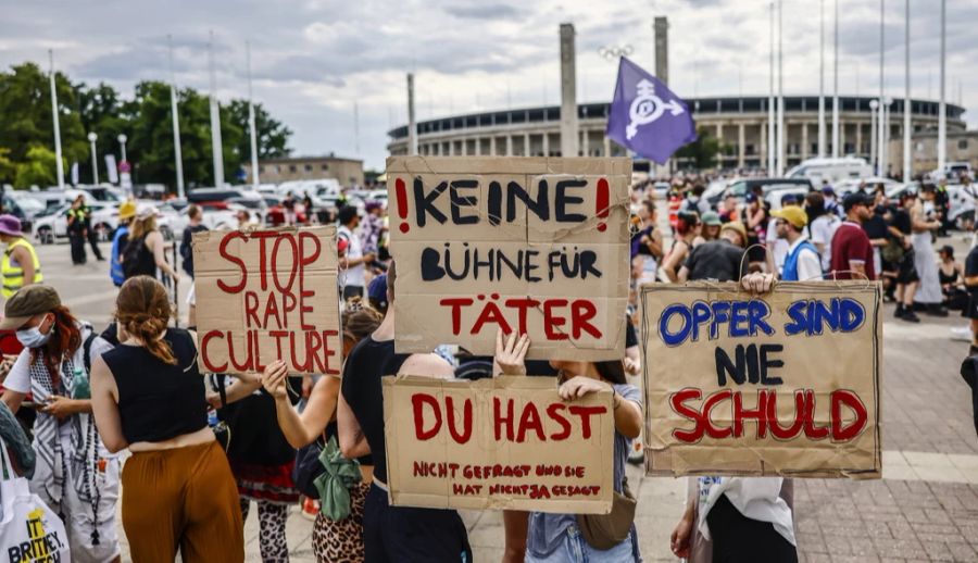 Rund 300 Menschen kamen zusammen und forderten ein Verbot der drei Konzerte der Band in der deutschen Hauptstadt.