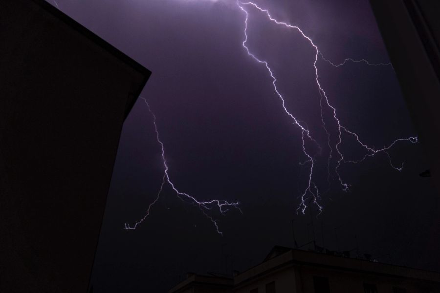 Auch anderorts soll es nass werden und sogar zu Gewitter kommen.