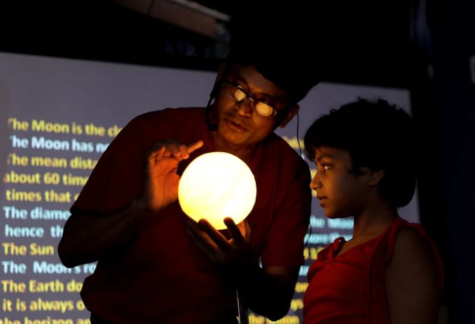 Ein indischer Student nimmt an einer Demonstration im Birla Industrial and Technological Museum teil, bevor am 14. Juli 2023 der Start der Rakete für Studierende in Kalkutta, Ostindien, live übertragen wird. rakete indien