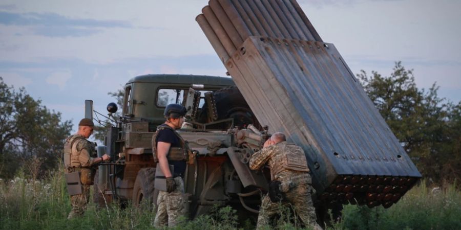 Ukrainische Soldaten bereiten einen Mehrfachraketenwerfer vor, um Raketen auf die russischen Stellungen an der Frontlinie in der Nähe von Bachmut abzufeuern. Foto: Roman Chop/Roman Chop/AP