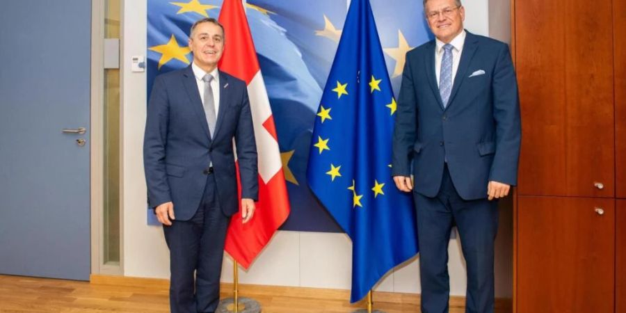 Bundesrat Ignazio Cassis (links) nimmt am Dienstag mit Maros Sefcovic, Vize-Präsident der EU-Kommission, eine Standortbestimmung in der Beziehung Schweiz-EU vor. (Archiv)