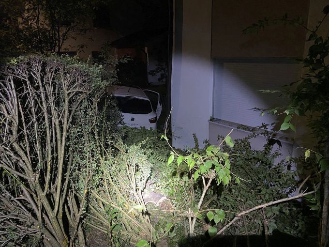 Der Autofahrer landete in einem Garten. Auto in Garten