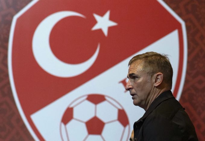 Stefan Kuntz im Rahmen einer Pressekonferenz in Istanbul. Stefan Kuntz