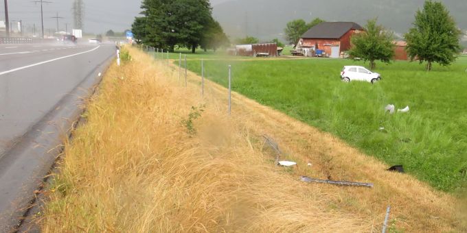 A3 / Mollis: Lenker kollidiert mit Zaun und landet auf Wiese. Unfall auf A3