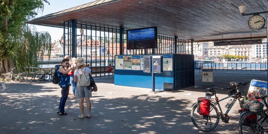 Der Abfahrtssteg 1 am Bahnhofquai in der Stadt Luzern.