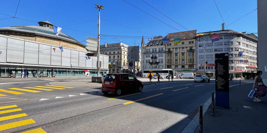 Der Busparkplatz beim Löwenplatz in der Stadt Luzern.