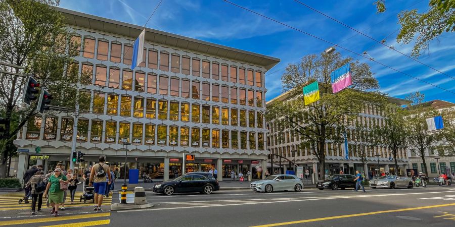 Die Kantonalbank bei der Pilatusstrasse in der Stadt Luzern.