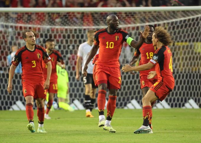 Gegen Österreich trug Romelu Lukaku die Captain-Binde – offenbar zum Unverständnis von Goalie Thibaut Courtois. Thibaut Courtois Romelu Lukaku