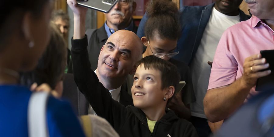 Bundespräsident Alain Berset posiert mit einem jungen Besucher von Bundesbauten am Sonntag im Vorzimmer des Nationalrats in Bern.