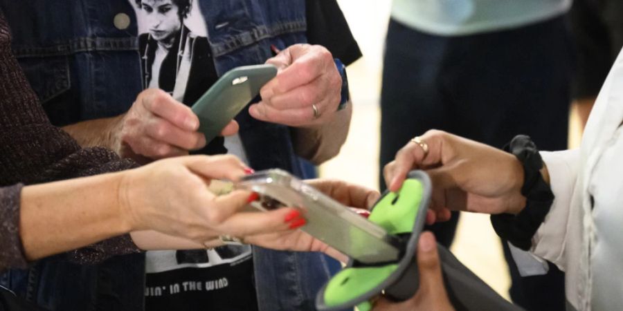 Alle Fans mussten vor dem Konzert von Bob Dylan in Montreux VD am Samstag ihr Mobiltelefon in einer speziellen Tasche einschliessen lassen. Dylan bestand darauf, dass die Zuschauerinnen und Zuschauer ihre Handys nicht benutzen dürfen.