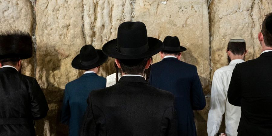 Ultraorthodoxe jüdische Männer beten an der Klagemauer.