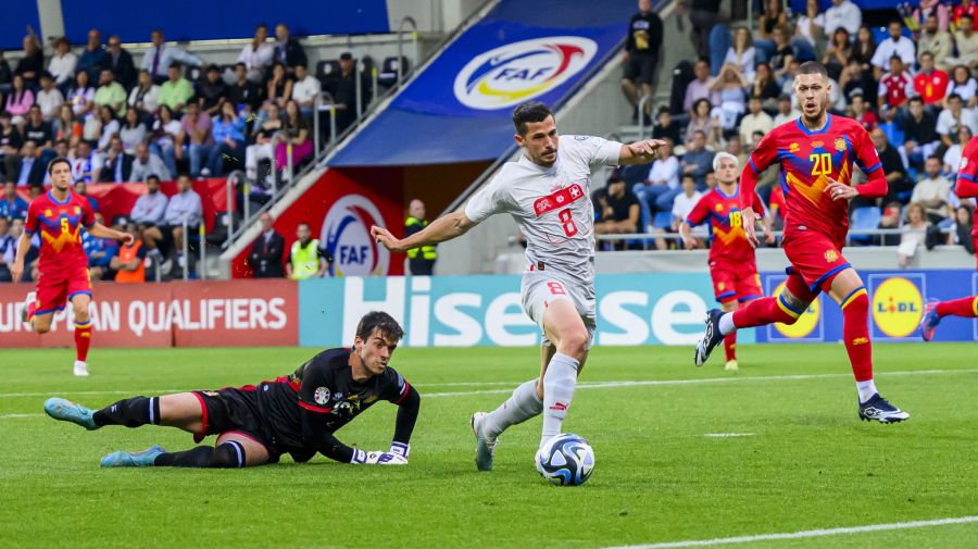 Remo Freuler umkurvt den Goalie Andorras und trifft zum 1:0.