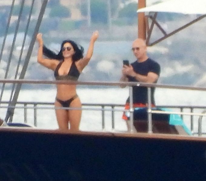 Jeff Bezos Bei Dieser Bikini Show Knipst Er Lieber Selbst Drauf Los 0398