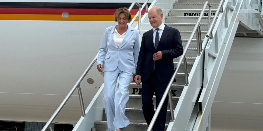 Kanzler Olaf Scholz, hier mit seiner Ehefrau Britta Ernst bei der Ankunft in Washington, steht in der Ukraine-Politik an der Seite von US-Präsident Joe Biden.