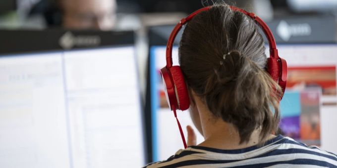 Eine Frau arbeitet in einem Grossraumbüro in Bern. Als Expat verdient man in der Schweiz zwar häufig gut, aber das Sozialleben leidet für viele etwas. (Symbolbild) Schweiz Büro Wirtschaft