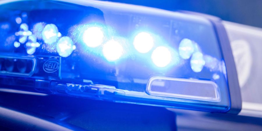 Ein Autofahrer hat in Vilshofen auf der Flucht vor der Polizei sechs Teilnehmer eines Stadtfestes mit seinem Wagen erfasst.