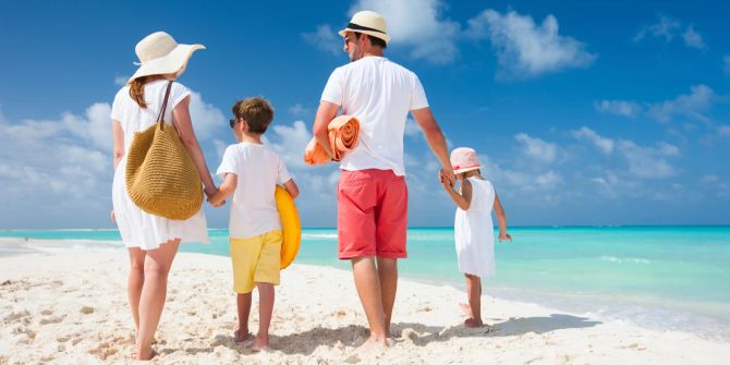 Familie am Strand, Rückansicht