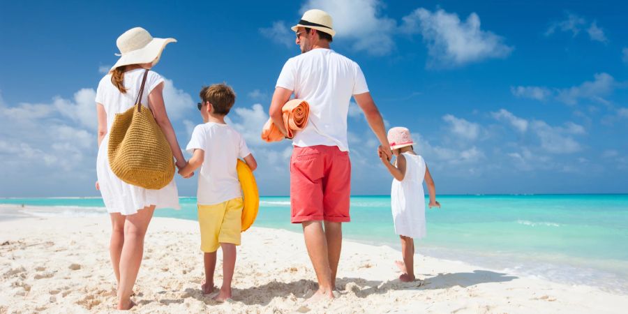 Familie am Strand, Rückansicht