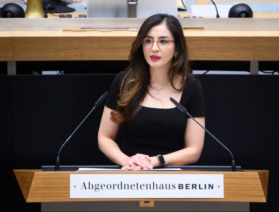 Die Grüne-Politikerin Tuba Bozkurt sorgte mit einem unangebrachten Zwischenruf für einen Eklat. (Archivbild)