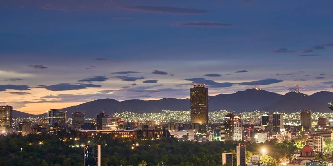 Mexiko City hat ein reges Nachtleben und eine grosse Auswahl toller Restaurants. Skyline von Mexiko City.