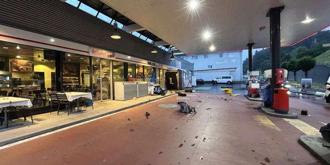 Küssnacht am Rigi SZ - Unbekannte sprengen Bancomat bei Tankstelle