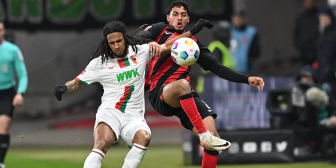Kevin Mbabu und der FC Augsburg müssen bei Eintracht Frankfurt unten durch. Kevin Mbabu FC Augsburg