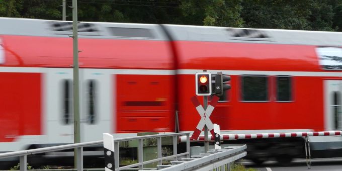 Ein Mann fuhr bei rotblickendem Signal über den Bahnsteig – woraufhin das Auto in den Schranken eingesperrt wurde. bahnübergang unfall strafe