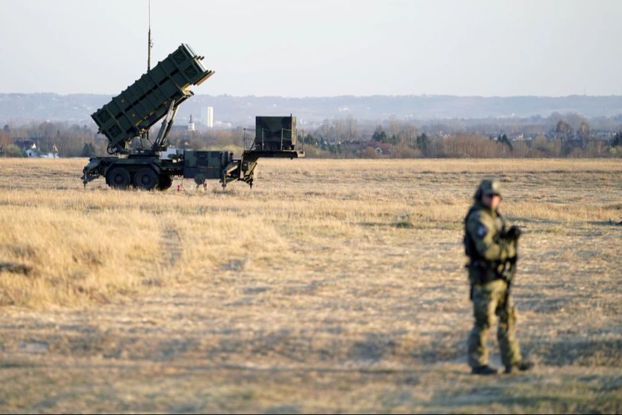 Wegen der Bedeutung des Flughafens haben die USA Luftabwehrsysteme bei Rzeszow installiert.
