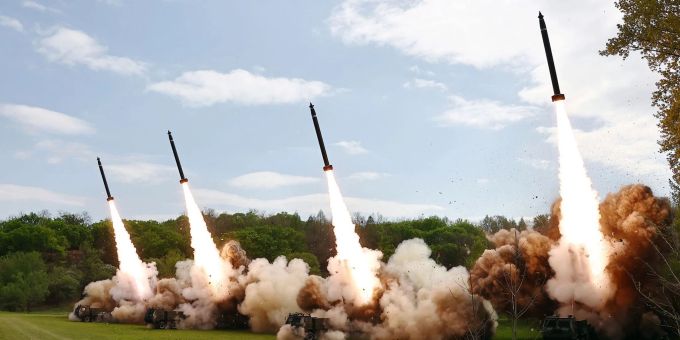 Eine Raketenübung in Nordkorea an einem nicht genannten Ort. Raketenübung