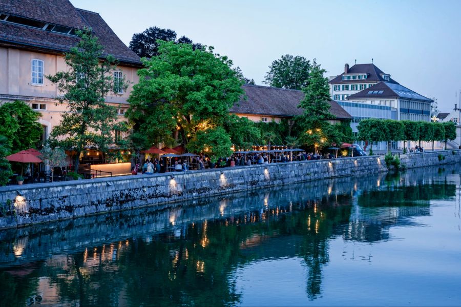 Ufer Fluss Abendstimmung Stadt