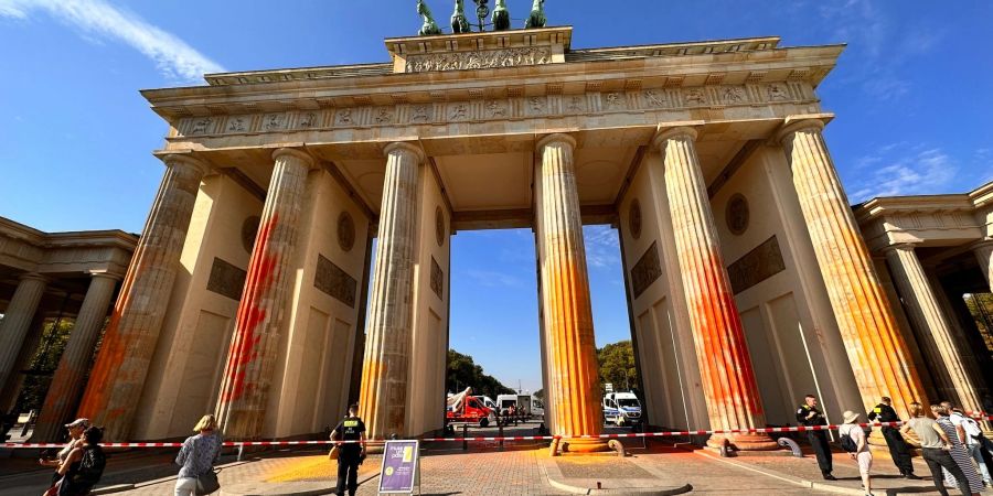 Mitglieder der Klimagruppe Letzte Generation sprühten das Brandenburger Tor im vergangenen September mit oranger Farbe an.