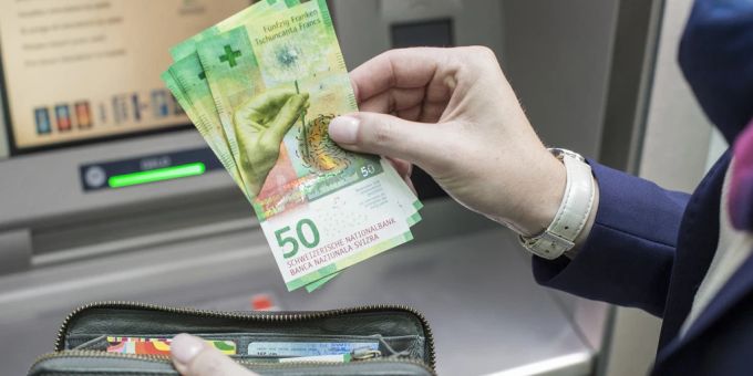 in der Schweiz wird der Grundlohn normalerweise am 25. des Monats ausbezahlt. Lohn