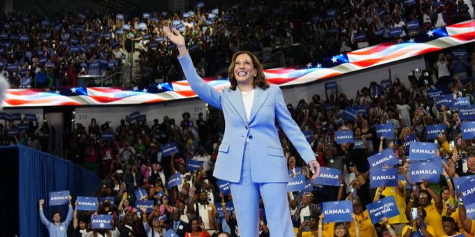 Genug Stimmen - Kamala Harris ist offiziell Kandidatin der Demokraten